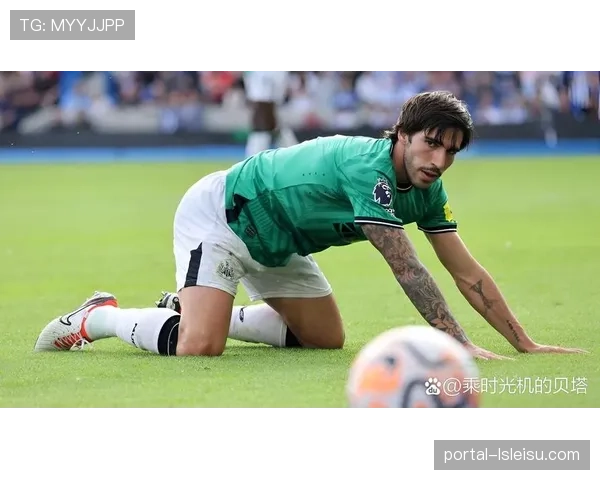 镜头捕捉到看台上一位前法国国脚正在记录比赛战术细节